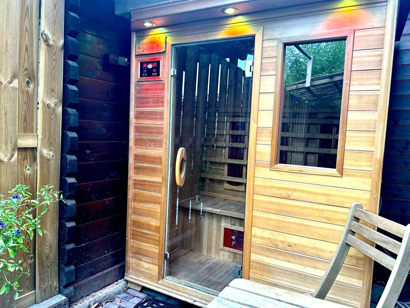 Jungle Style Lodge With Jacuzzi ,Sauna And Garden Near Amsterdam Vijfhuizen Exterior photo